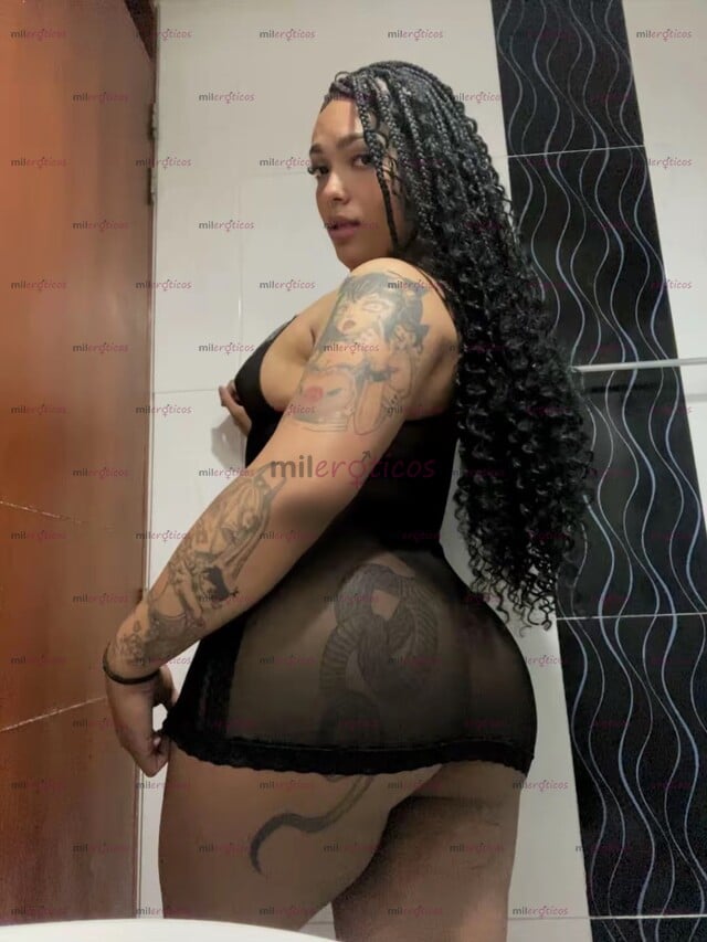 FOTOS DE HERMOSA MORENA CRESPA CON GRAN CULO Y GRANDES PIERNAS