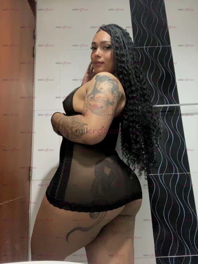 FOTOS DE HERMOSA MORENA CRESPA CON GRAN CULO Y GRANDES PIERNAS