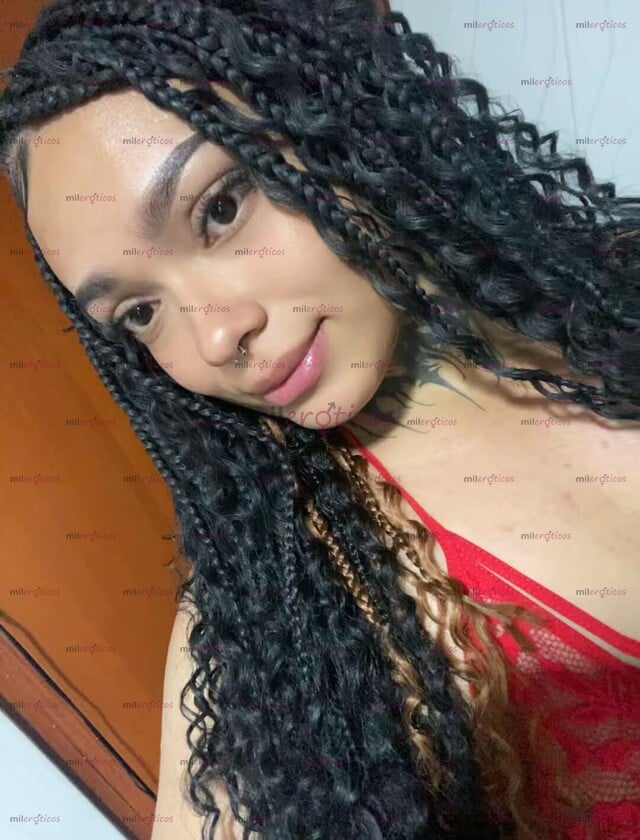 FOTOS DE HERMOSA MORENA CRESPA CON GRAN CULO Y GRANDES PIERNAS