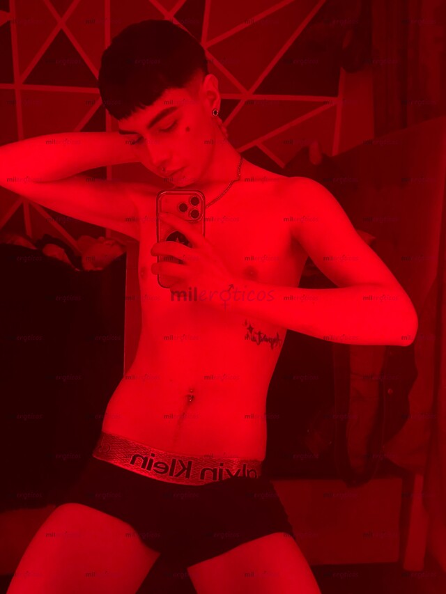 FOTOS DE MATEO A LA ORDEN HOMBRE DE 18 AÑOS CON MIEMBRO GRANDE Y CUERPO NATURAL