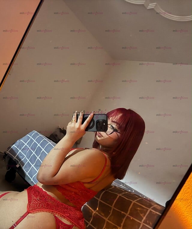 FOTOS DE AINOAH, MODELO CURVILÍNEA DE CABELLO ROJO VIP