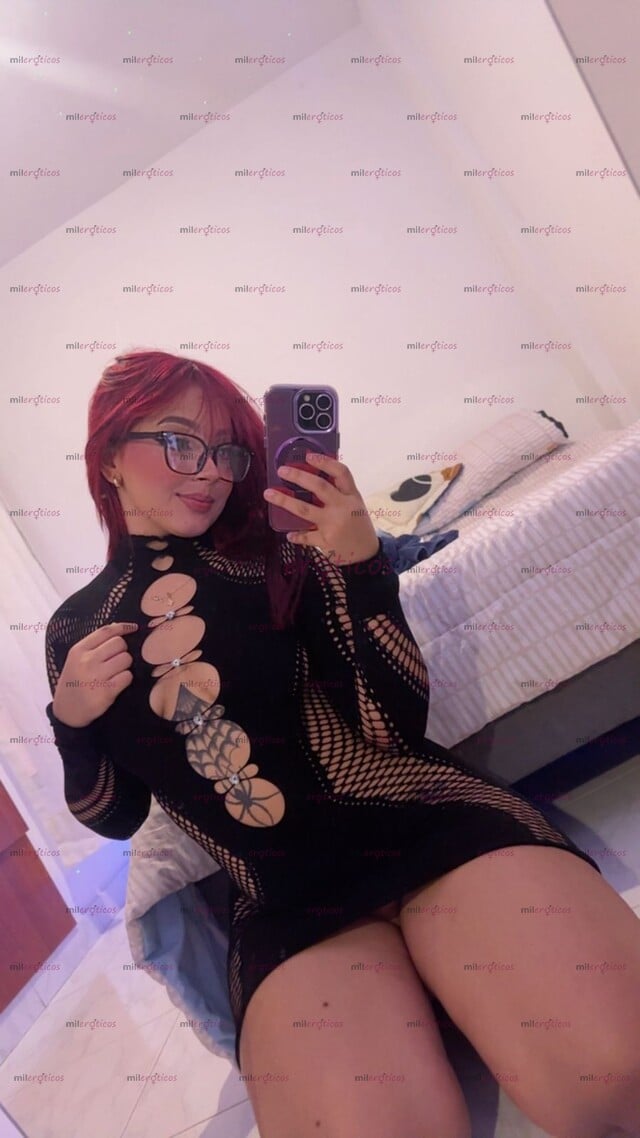 FOTOS DE AINOAH, MODELO CURVILÍNEA DE CABELLO ROJO VIP