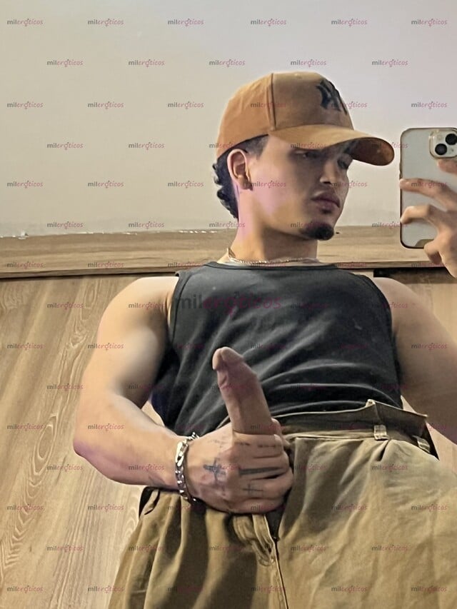 FOTOS DE JOVEN CURIOSO MASCULINO DE MENTE ABIERTA