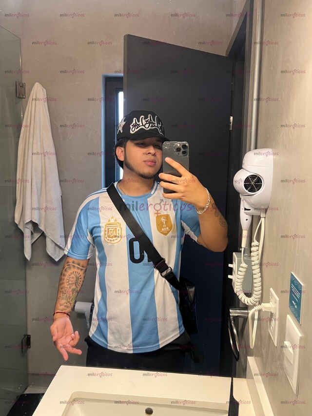 FOTOS DE CHICO TRAVIESO VIP, GUAPO Y SEXY DOTADO VARONIL MUY LECHERO Y DELICIOSAS NALGAS
