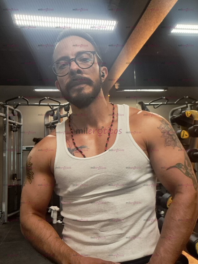 FOTOS DE MACHO COMPLACIENTE Y CALIENTE CON VA GI NA. DISPONIBLE PARA CUMPLIR TUS FANTASÍA