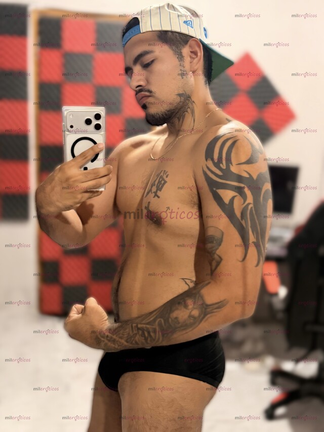 FOTOS DE CHACAL TATUADO Y FORNIDO DISPONIBLE PARA TI