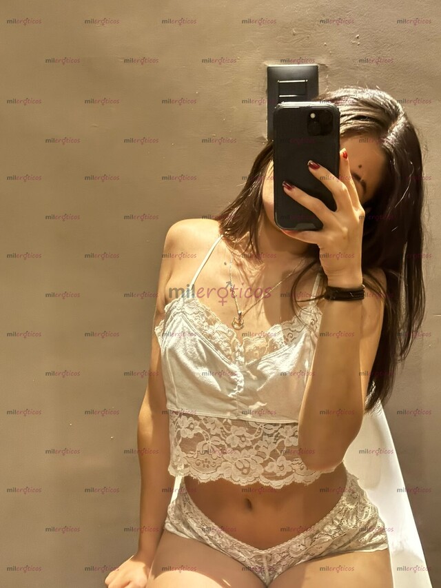 FOTOS DE SAMANTHA, DELGADA, PELO NEGRO Y CON TATUAJES SEXYS !!!