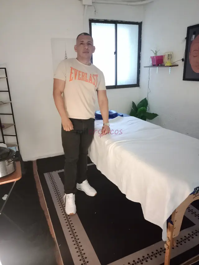 Soy un chico gay joven simpatico y de trato agradable busco ofrecer un momento diferente con buena conversacion confianza y mucha discrecion me caract...