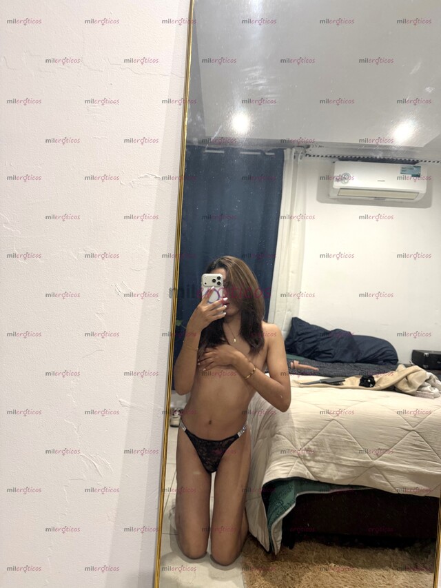 FOTOS DE UNA CHICA DE FACCIONES DELICADAS, MIRADA EXPRESIVA, CABELLO BONITO Y UNA PRESENC
