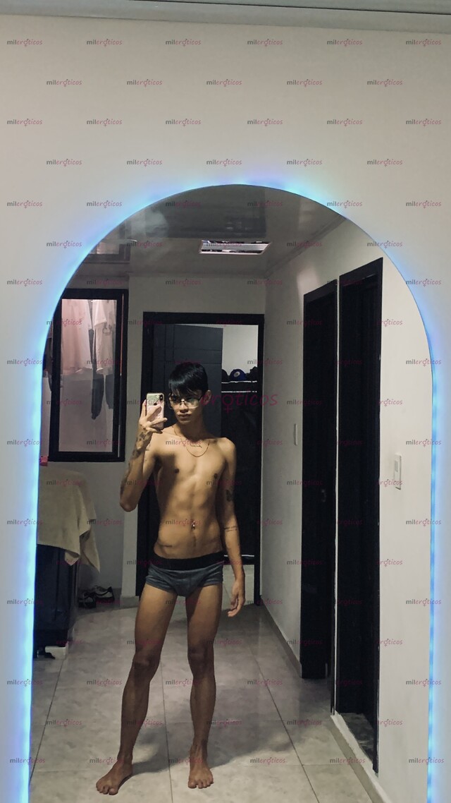 FOTOS DE JOVEN VERGON DE 21CM, MUY CALIENTE Y CULIADOR