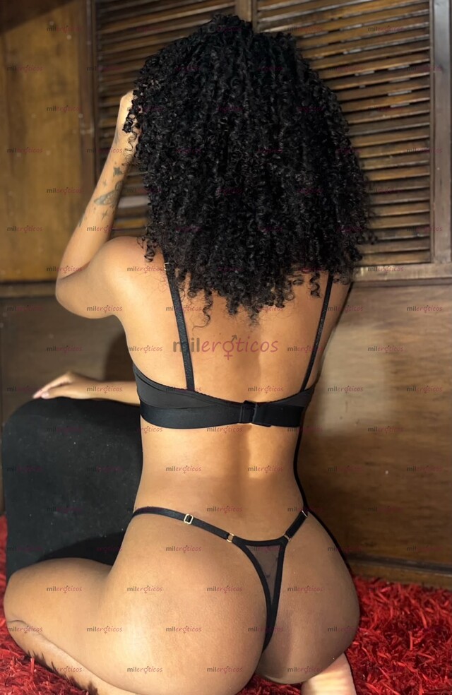 FOTOS DE SOY UNA MORENA LINDA, FLACA, ALTA, CON CURVAS MARCADAS, CABELLO RIZADO HERMOSO.