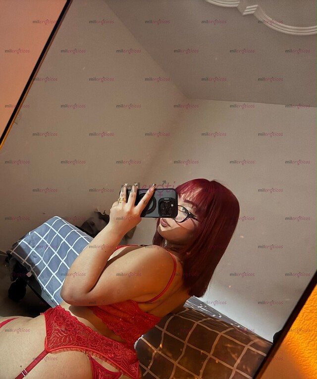 FOTOS DE AINOAH, MODELO CURVILÍNEA DE CABELLO ROJO, CAPRI VIP