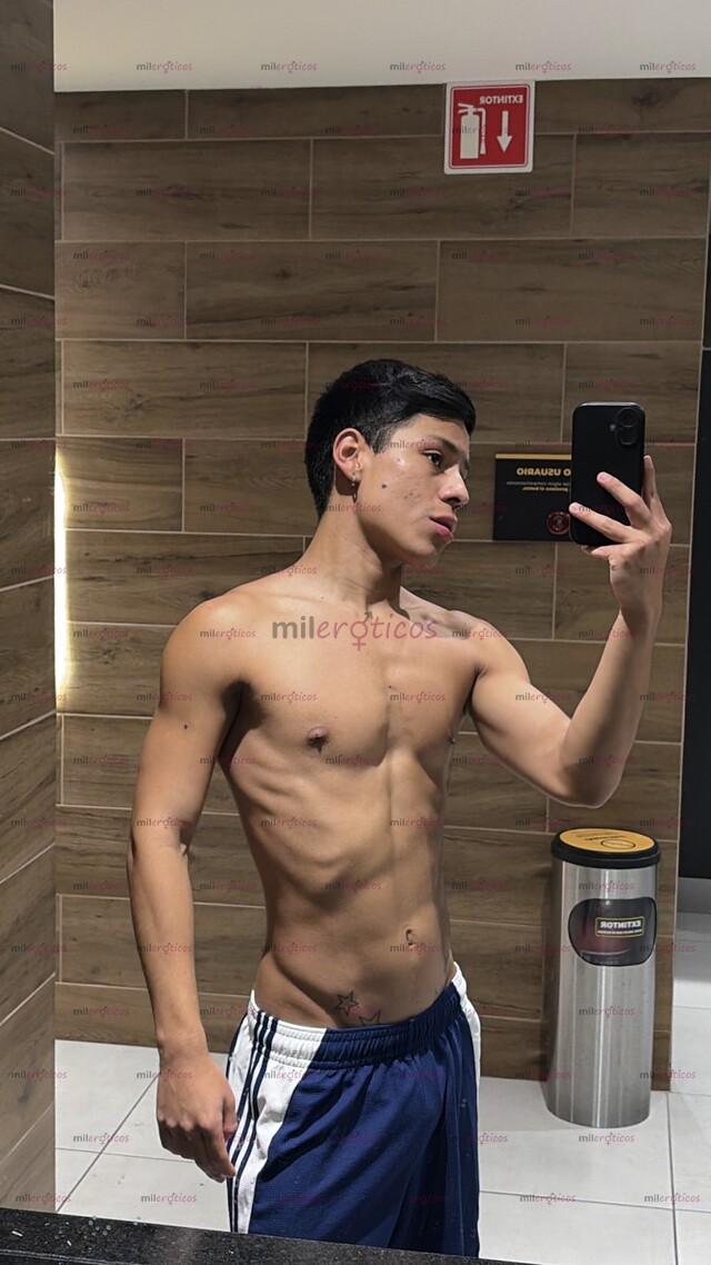 FOTOS DE NATHAN 21 AÑOS. CHICO CALIENTE LISTO PARA COMPLACERTE