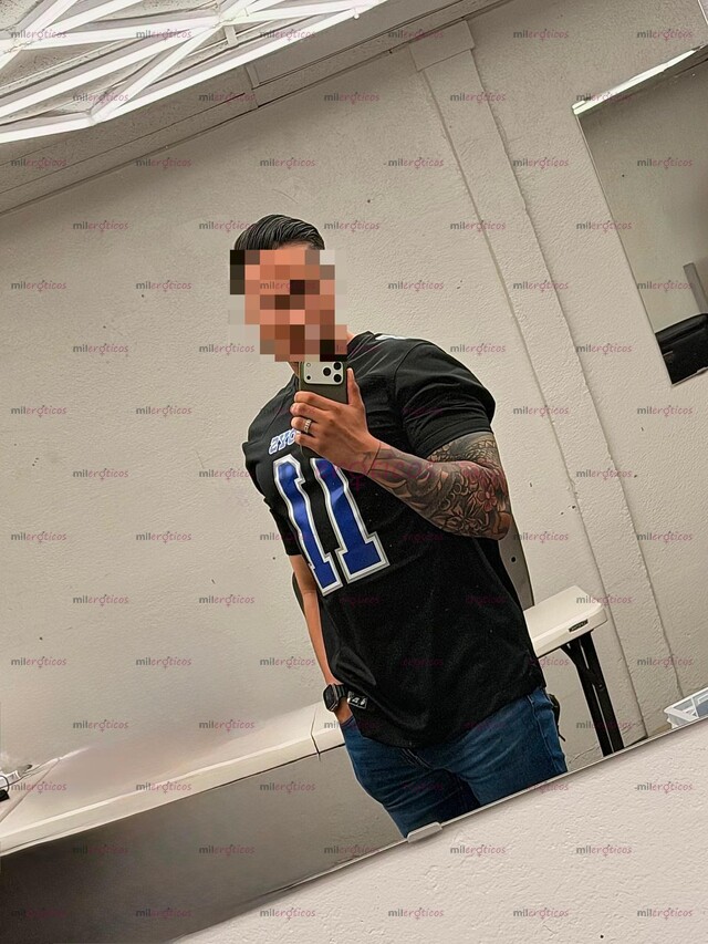 FOTOS DE JOVEN ATLETICO TATUADO VARONIL INTERESADO EN CUMPLIR TUS FANTASÍAS