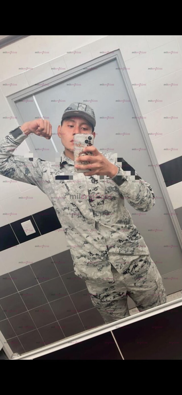 FOTOS DE JOVEN MILITAR BAJANDO DE OPERACIONES CON LOS HUEVOS BIEN CARGADOS DE LECHE