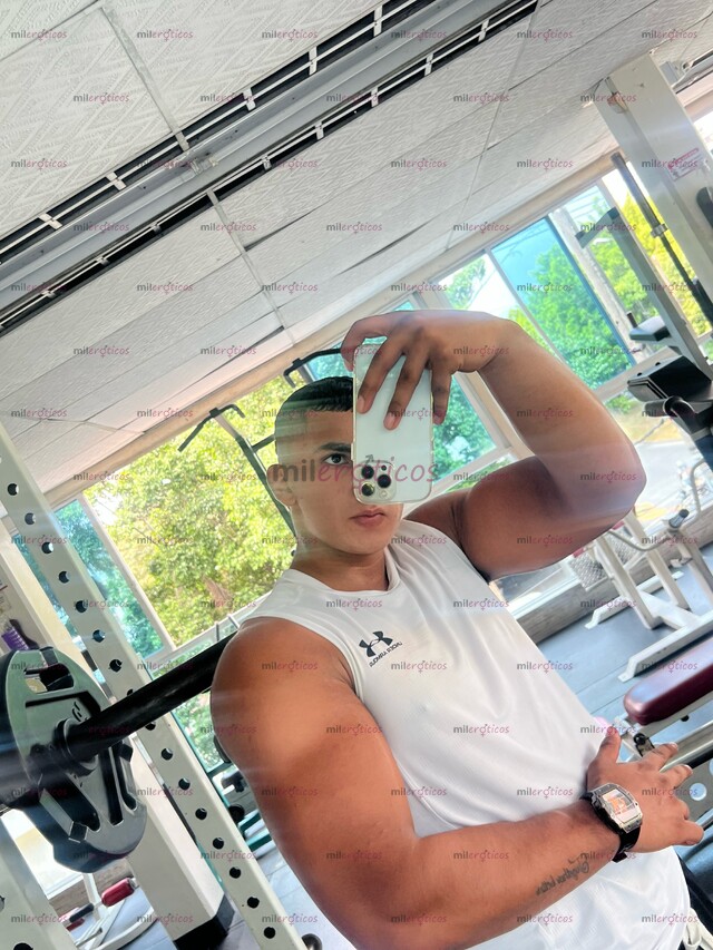 FOTOS DE HOMBRE MUSCULOSO MUY MARCADO Y JOVEN CON 21 CENTÍMETROS Y MUCHA LECHE