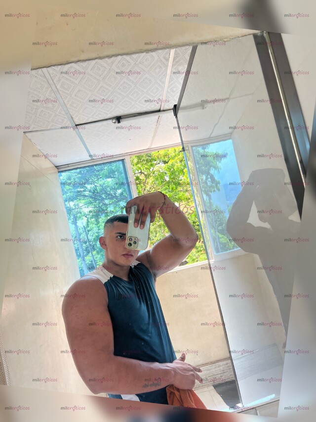 FOTOS DE HOMBRE MUSCULOSO MUY MARCADO Y JOVEN CON 21 CENTÍMETROS Y MUCHA LECHE