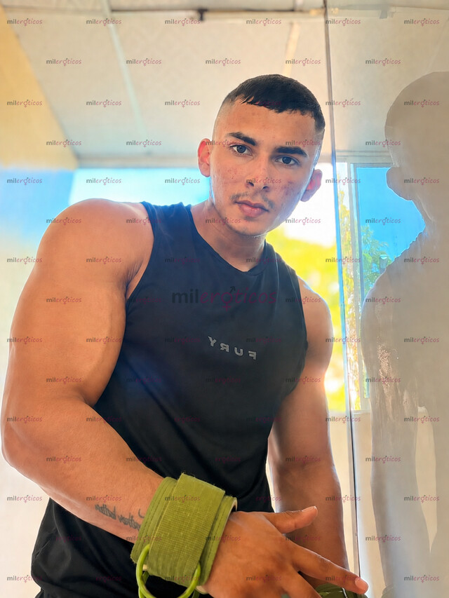 FOTOS DE HOMBRE MUSCULOSO MARCADO Y ATRACTIVO CON 21 CENTÍMETROS Y MUCHO SEMEN