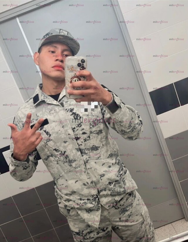 FOTOS DE JOVEN MILITAR BAJANDO DE OPERACIONES CON LOS HUEVOS BIEN CARGADOS DE LECHE