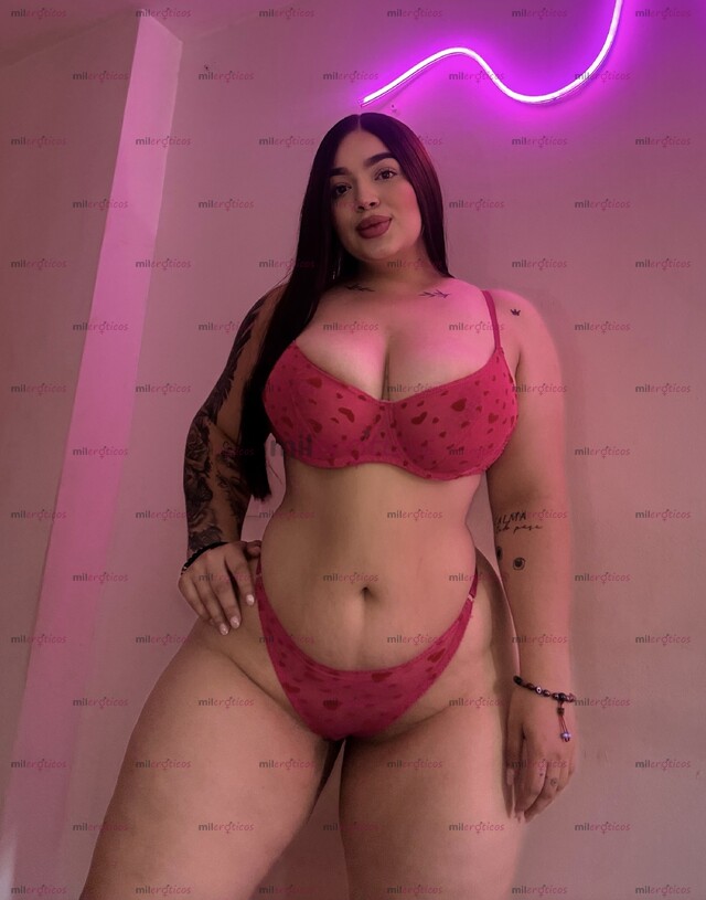 FOTOS DE CHICA CON UNAS MANOS SUAVES, DELICIOSAS PARA UN MASAJE