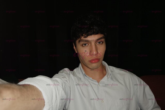 FOTOS DE UNIVERSITARIO COMPLACIENTE, JOVEN DISPUESTO A TODO