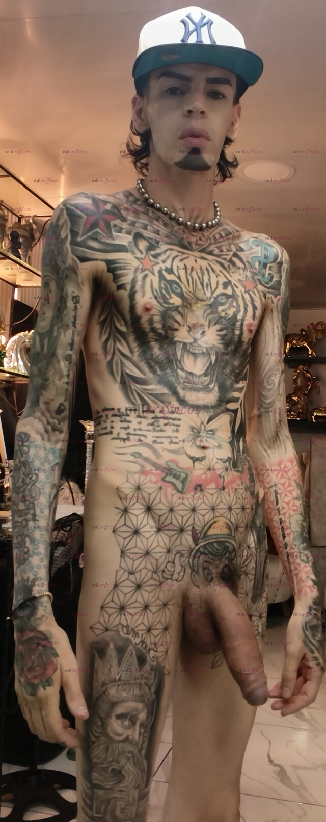 FOTOS DE FLACO ACTIVO TATUADO CON SITIO BUEN MORBO Y SEXO
