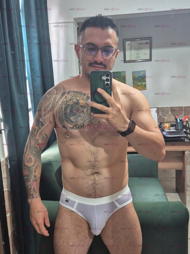 FOTOS DE UN MACHO ACTIVO. FETICHISTA Y DOMINANTE.