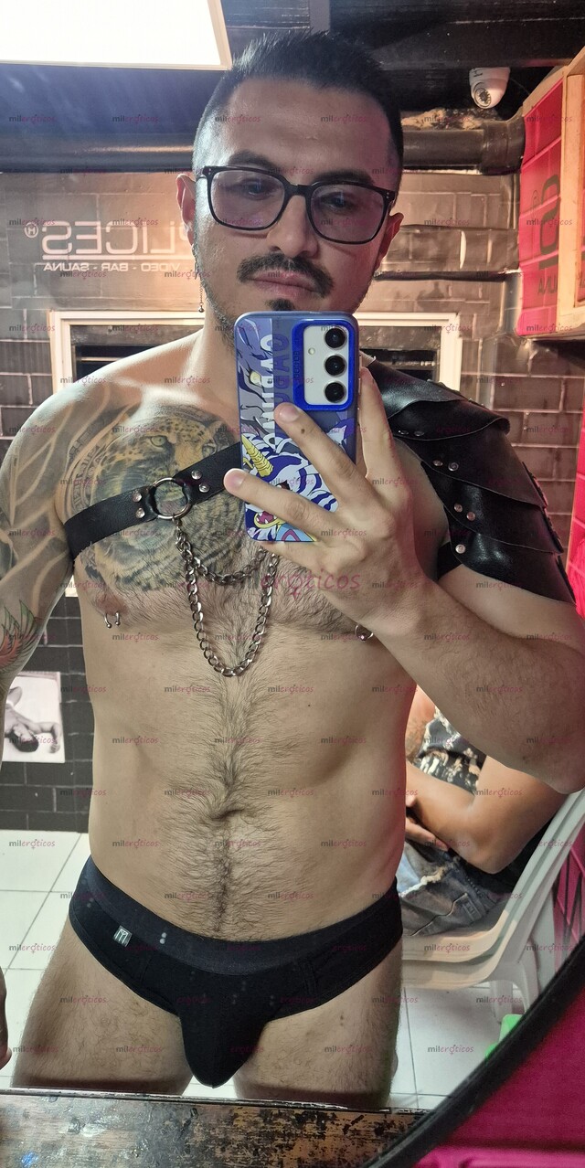 FOTOS DE UN MACHO ACTIVO. FETICHISTA Y DOMINANTE.