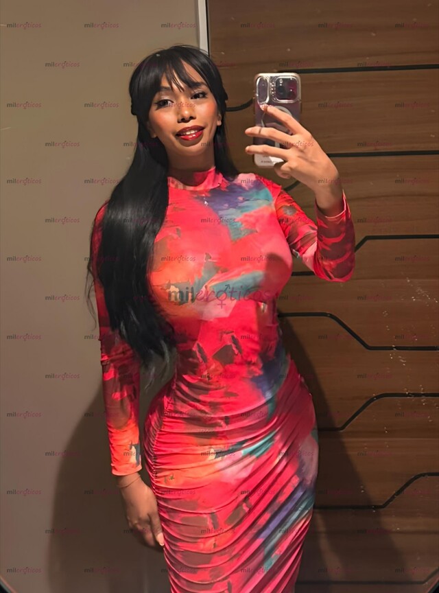 FOTOS DE DELICIOSA MUJER DE CHOCOLATE SENCILLA E INTELIGENTE, PIEL DE FUEGO