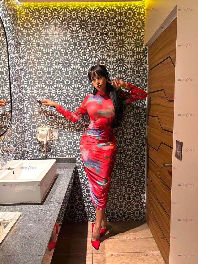 FOTOS DE DELICIOSA MUJER DE CHOCOLATE SENCILLA E INTELIGENTE, PIEL DE FUEGO