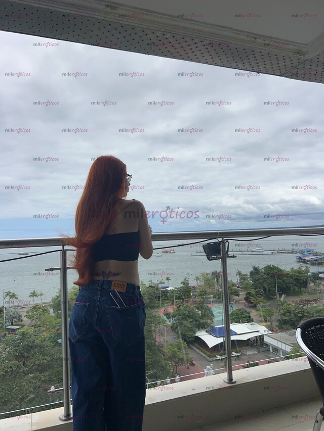 FOTOS DE VIOLETA, CHICA DELGADA SENSUAL Y COQUETA