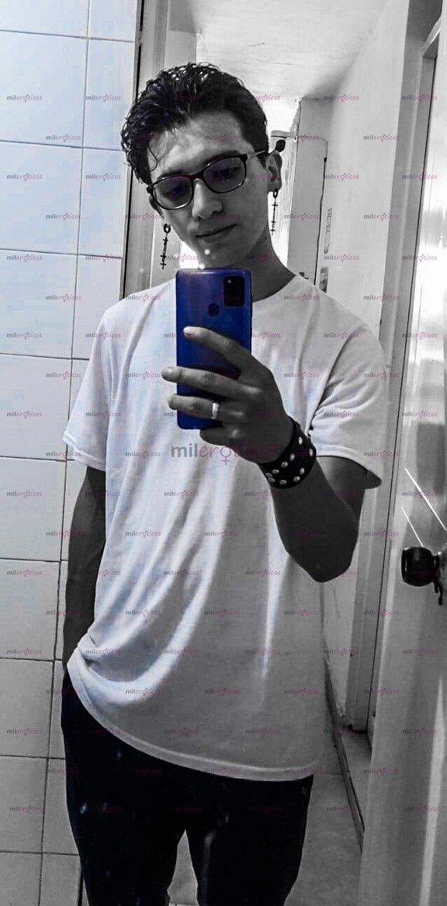 FOTOS DE CHICO CALIENTE EN BUSCA DE SATISFACERTE Y CUMPLIR TODAS TUS FANTASÍAS Y GANAS