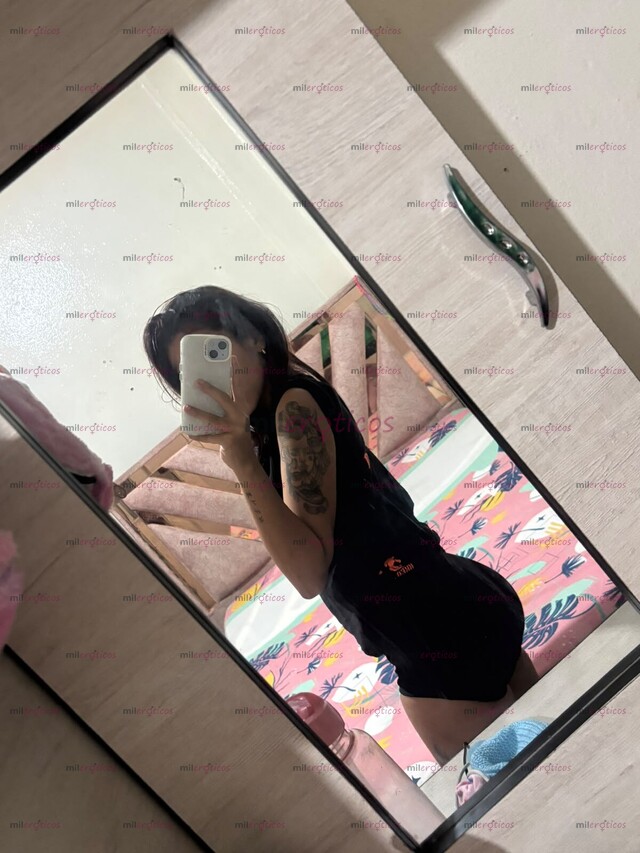 FOTOS DE FLACA, TATUADA, EXTROVERTIDA, PELI NEGRA