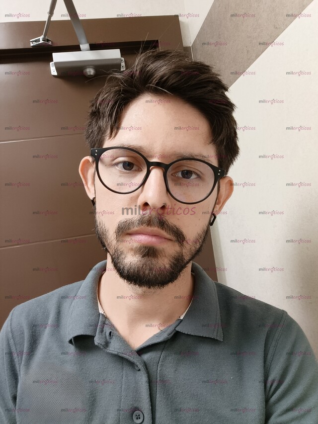FOTOS DE JOVEN DELGADO VELLUDO TATUADO COMPLACIENTE