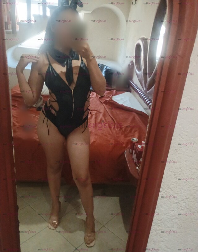 FOTOS DE HAZME TU PERRITA EN LA CAMA PON MIS PIERNAS EN TUS HOMBROS