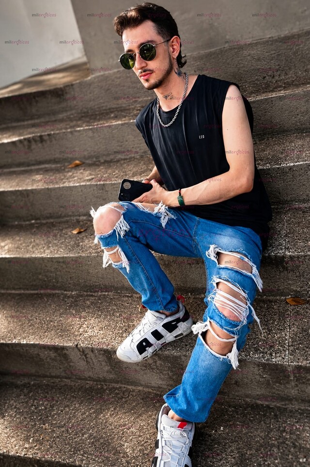 FOTOS DE JOVEN SERIO, MASCULINO Y VERGON COMPLACIENTE CON SITIO SEGURO Y CONFIABLE