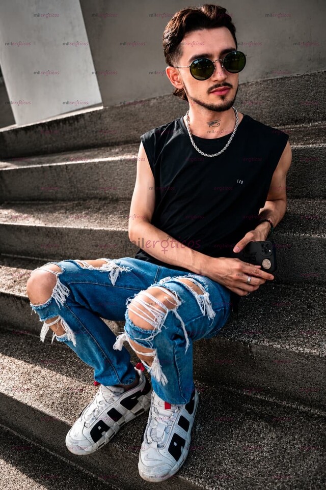 FOTOS DE JOVEN SERIO, MASCULINO Y VERGON COMPLACIENTE CON SITIO SEGURO Y CONFIABLE
