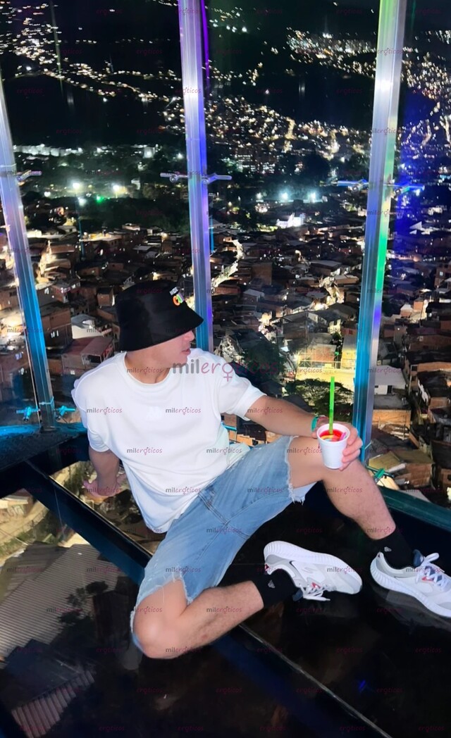 FOTOS DE CESAR CHICO ARDIENTE Y FULL MORBOSO CON GANAS DE PERRA MUY SUMISA
