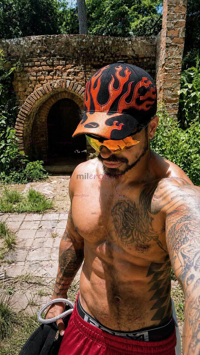 FOTOS DE ACTIVO TATUADO MORENO DISCRETO SOLO PARA HOMBRES