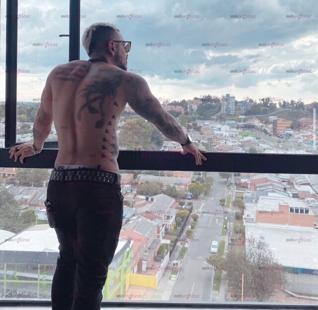 FOTOS DE ACTIVO TATUADO MORENO DISCRETO SOLO PARA HOMBRES