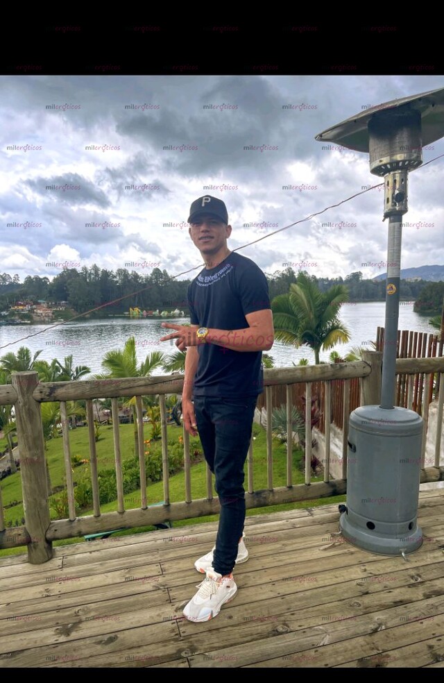 FOTOS DE HOLA ME LLAMO ADRIÁN UN CHICO SOLO ACTIVO CON BASTANTE LECHE PARA TI