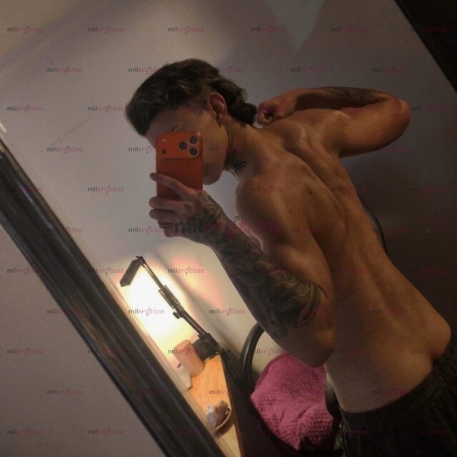 FOTOS DE MODELO & ACTOR PORNO. FLACO TATUADO VERGON & VERSATIL