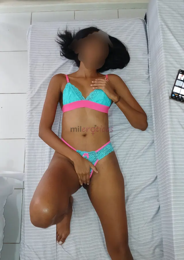 Ola me san tenho 28 anos e sou casada desde 2017 estou no meio liberal e aproveito para vender videos chamada e packs meu marido sabe do que faco e me...