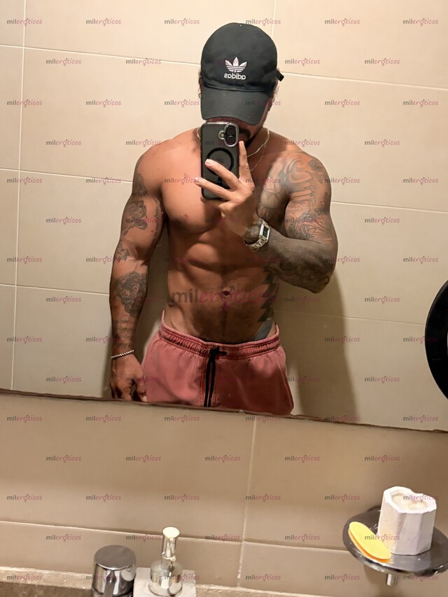 FOTOS DE ACTIVO TATUADO MORENO DISCRETO SOLO PARA HOMBRES