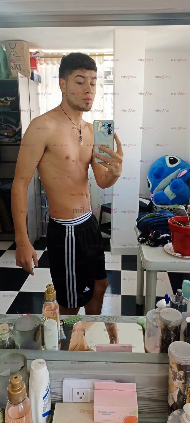 FOTOS DE CHICO SERIO COMPLACIENTE CON GANAS DE PASARLA BIEN