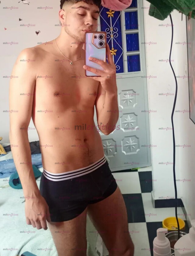 FOTOS DE CHICO SERIO COMPLACIENTE CON GANAS DE PASARLA BIEN