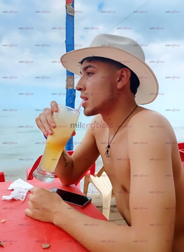 FOTOS DE CHICO SERIO COMPLACIENTE CON GANAS DE PASARLA BIEN