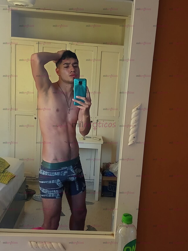 FOTOS DE CHICO SERIO COMPLACIENTE CON GANAS DE PASARLA BIEN