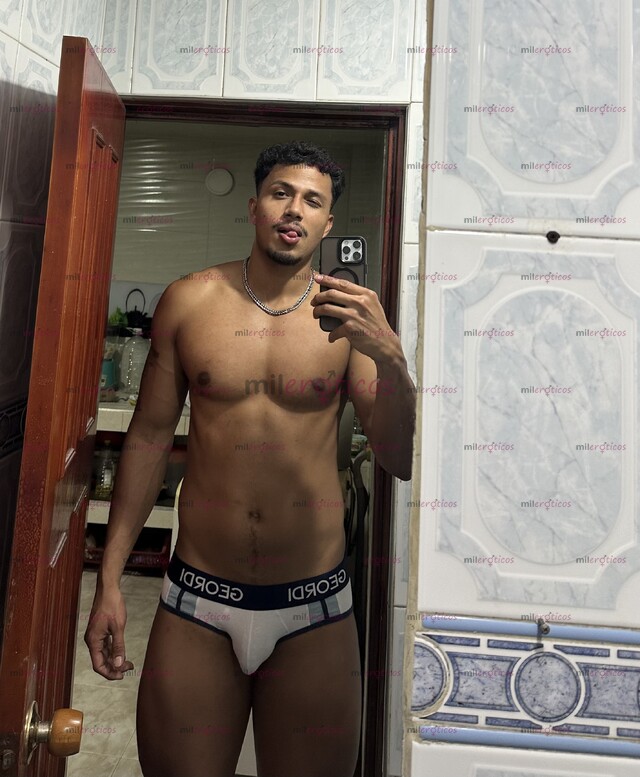 FOTOS DE ACÁ UN MORENITO ALTO Y SEXY DISPONIBLE PARA TI