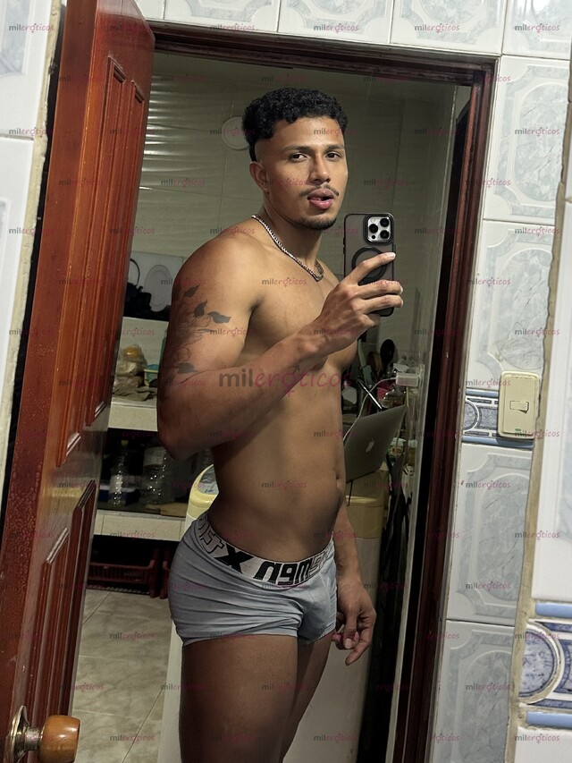 FOTOS DE ACÁ UN MORENITO ALTO Y SEXY DISPONIBLE PARA TI